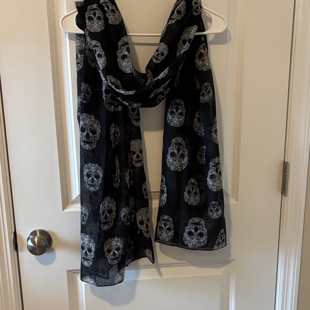 H&M Black and White Patterned Scarf